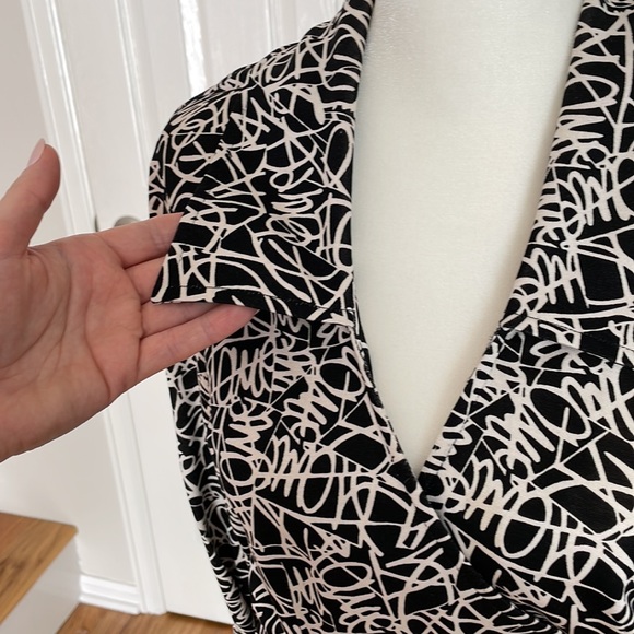 VINTAGE Diane von Furstenberg Signature Diane Print Wrap Dress - Picture 5 of 10